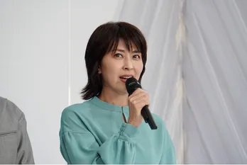 松たか子&小手伸也、笑顔が素敵な仲良しオフショットに「松さんの顔小さい」の声＜しあわせな結婚＞