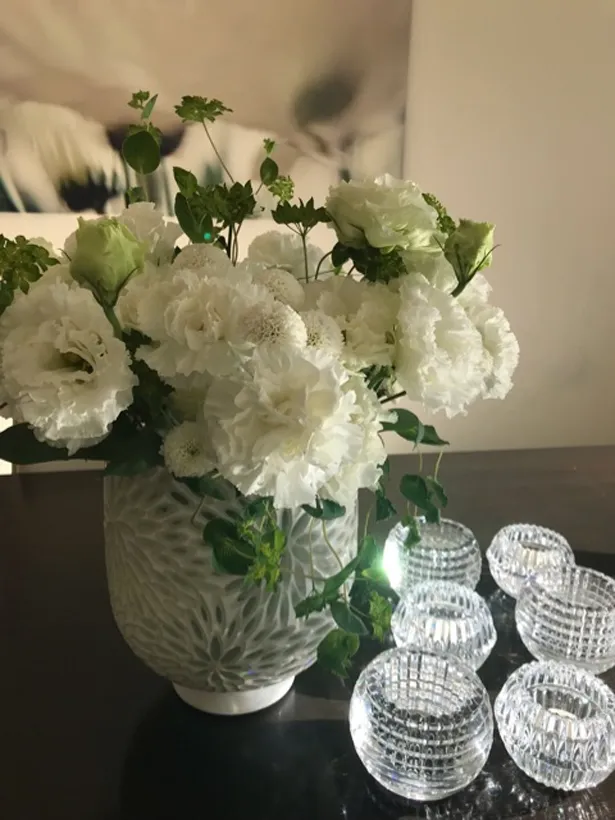 【写真を見る】稲垣吾郎が花瓶に生けた白い花