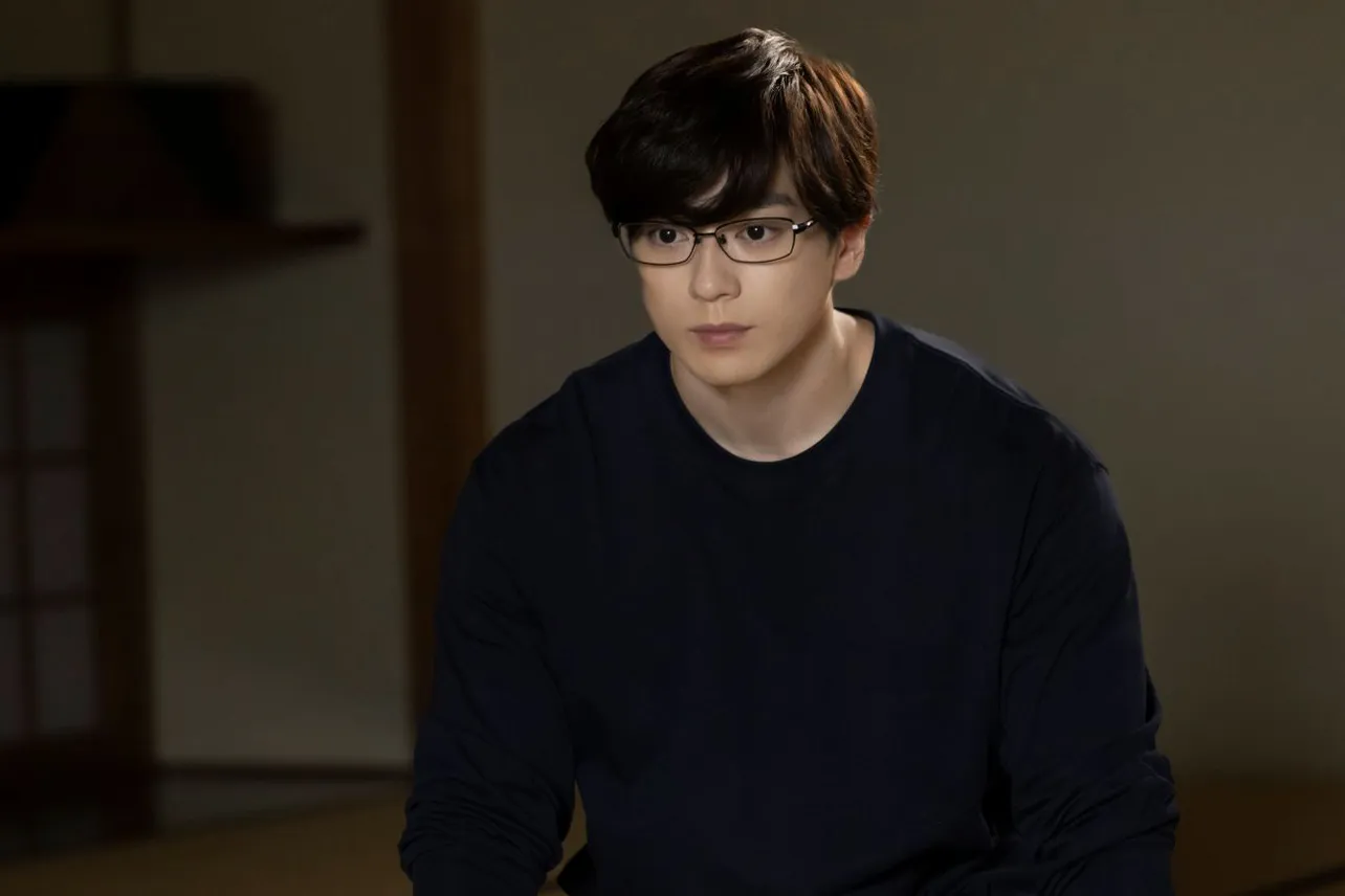 名人となった綿谷新(新田真剣佑)