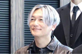 井浦新、柱にぴったりと抱き着くオフショットに「その柱売って…」「あざとい」の声<DOPE>