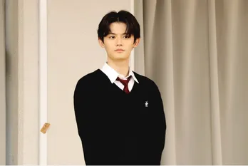 藤原大祐が庭園をバックにほほ笑むオフショットに「どこを切り取ってもカッコいい」の声＜ちはやふる－めぐり－＞