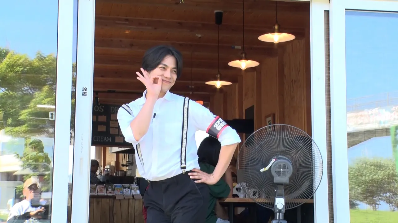 【写真】重岡大毅がオッケーサイン…ご機嫌な笑顔と決めポーズで登場