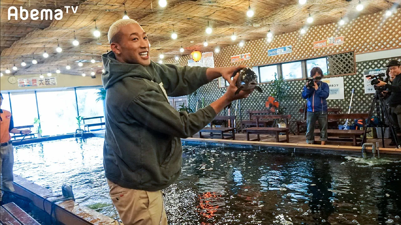 【写真を見る】釣り経験者の関口メンディーによる華麗な釣り竿さばき!?