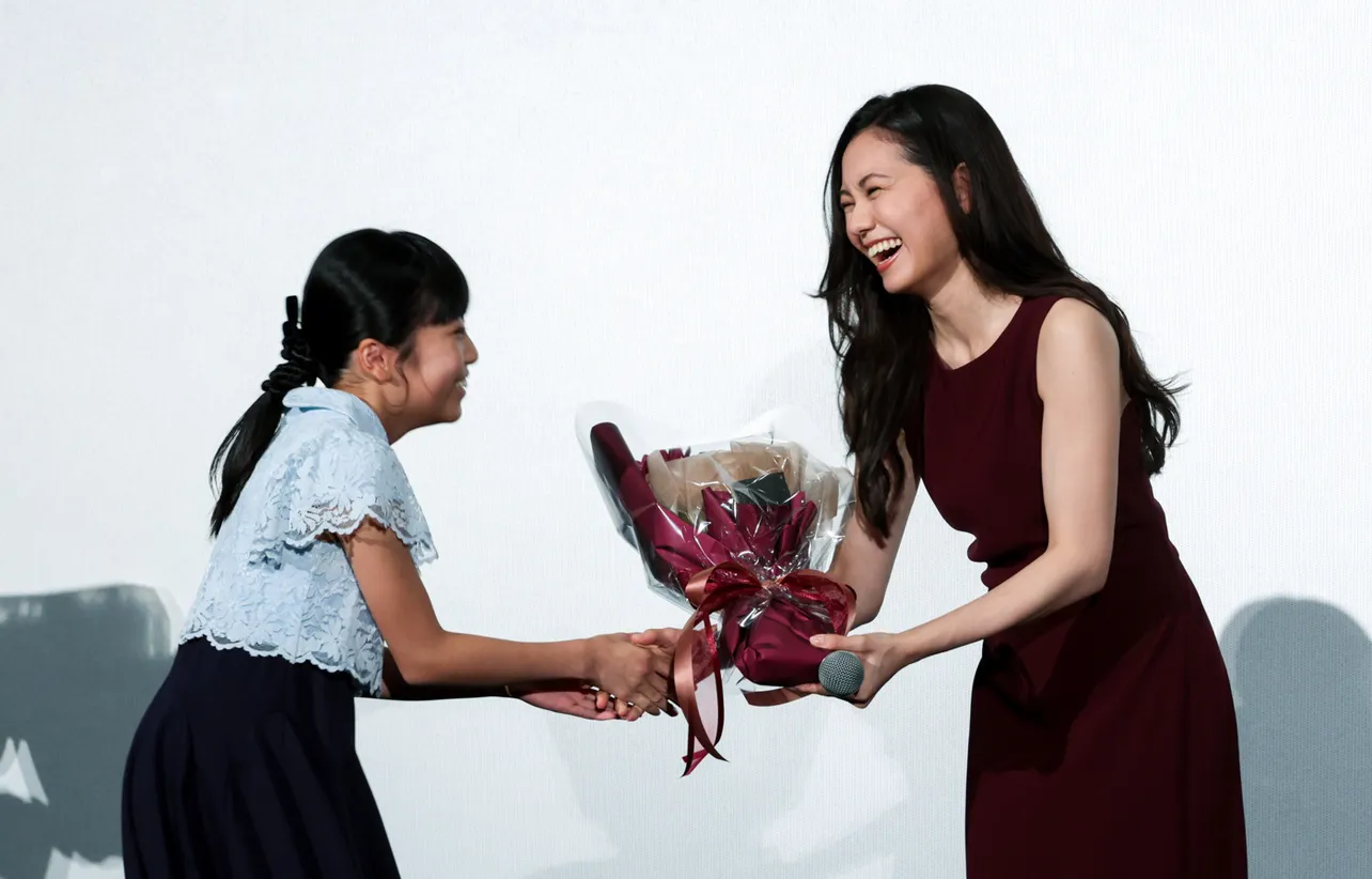【写真】“娘役”の鈴木碧桜から花束をもらってニッコリの二階堂ふみ