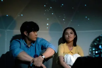 磯村勇斗“健治”＆堀田真由“珠々”がプラネタリウムで2人きりに＜僕達はまだその星の校則を知らない＞