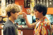 【写真】向かい合う猿渡(丸山隆平)と雅人(福山翔太)