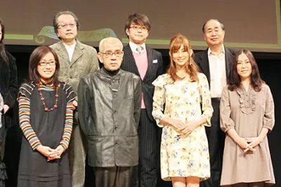 映画「人間失格」の公開記念イベントに出席した香山リカ氏、荒戸源次郎監督、押切もえ、倉田真由美氏（写真前列左から）、ねじめ正一氏、伊藤氏貴氏、角川歴彦氏（同後列左から）