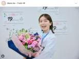 小芝風花、明るい笑顔で花束を抱えるオールアップショットに「撮影お疲れ様でした！」の声＜19番目のカルテ＞