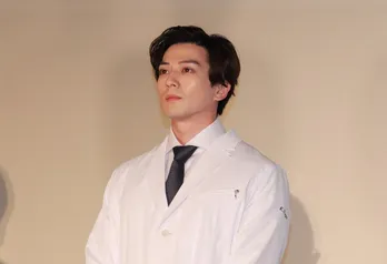 「(松本)潤くんとの再共演、待ってます」新田真剣佑、約4年ぶりの連ドラを無事クランクアップ＜19番目のカルテ＞