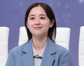 堀田真由、撮影前に両手を頬に当ててリラックスした様子のオフショットに「すてきな笑顔ですね」と反響＜僕達はまだその星の校則を知らない＞