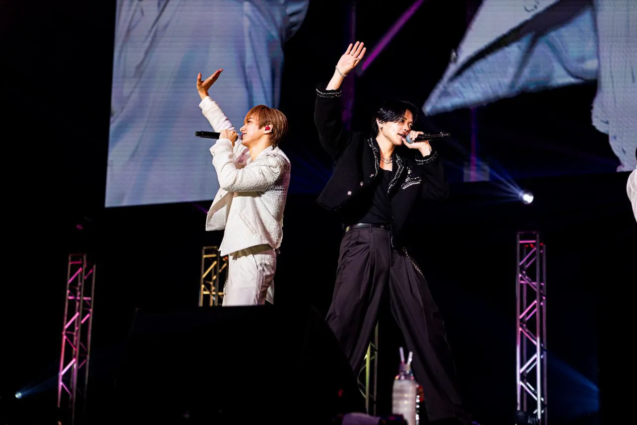 【写真】INI・尾崎匠海＆藤牧京介が白と黒の衣装でデュエット…「HAPPINESS JAM 2025」に登場