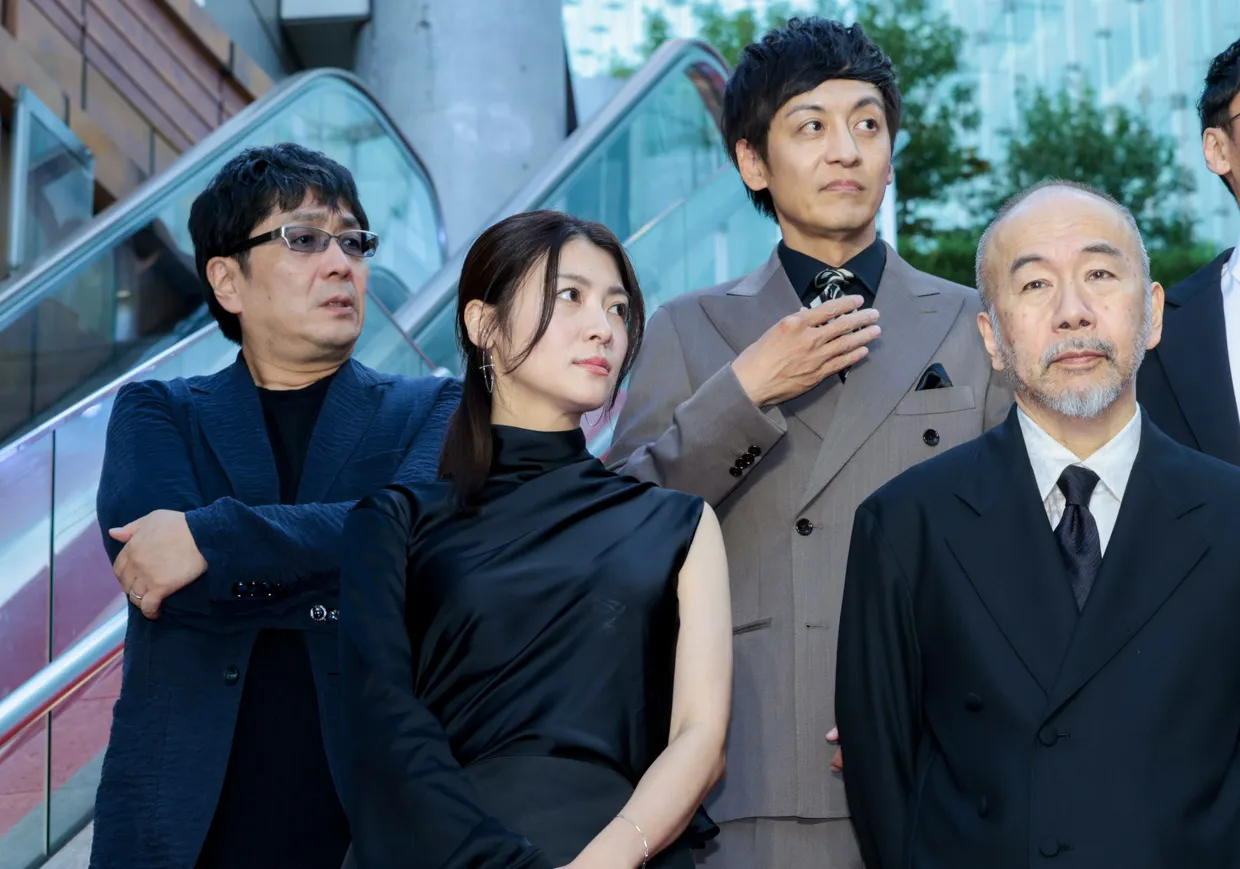 映画「宝島」東京プレミアのレッドカーペットより