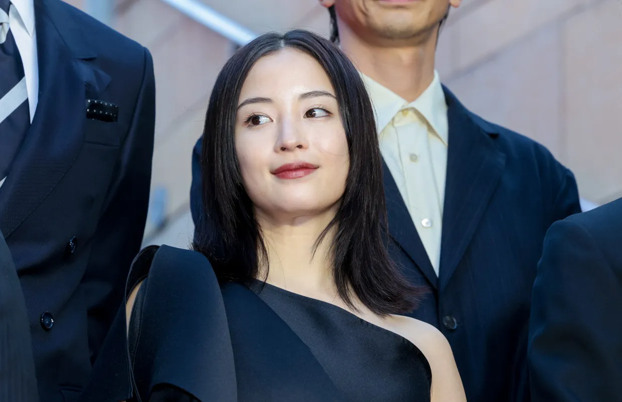 映画「宝島」東京プレミアのレッドカーペットより