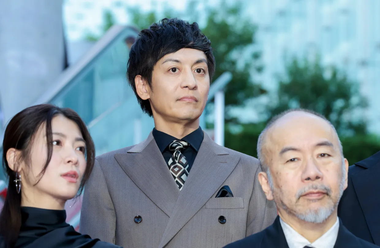 映画「宝島」東京プレミアのレッドカーペットより