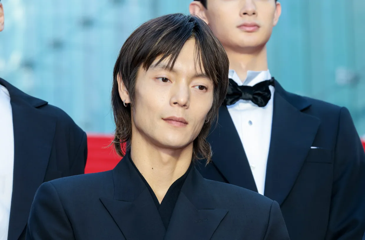 映画「宝島」東京プレミアのレッドカーペットより