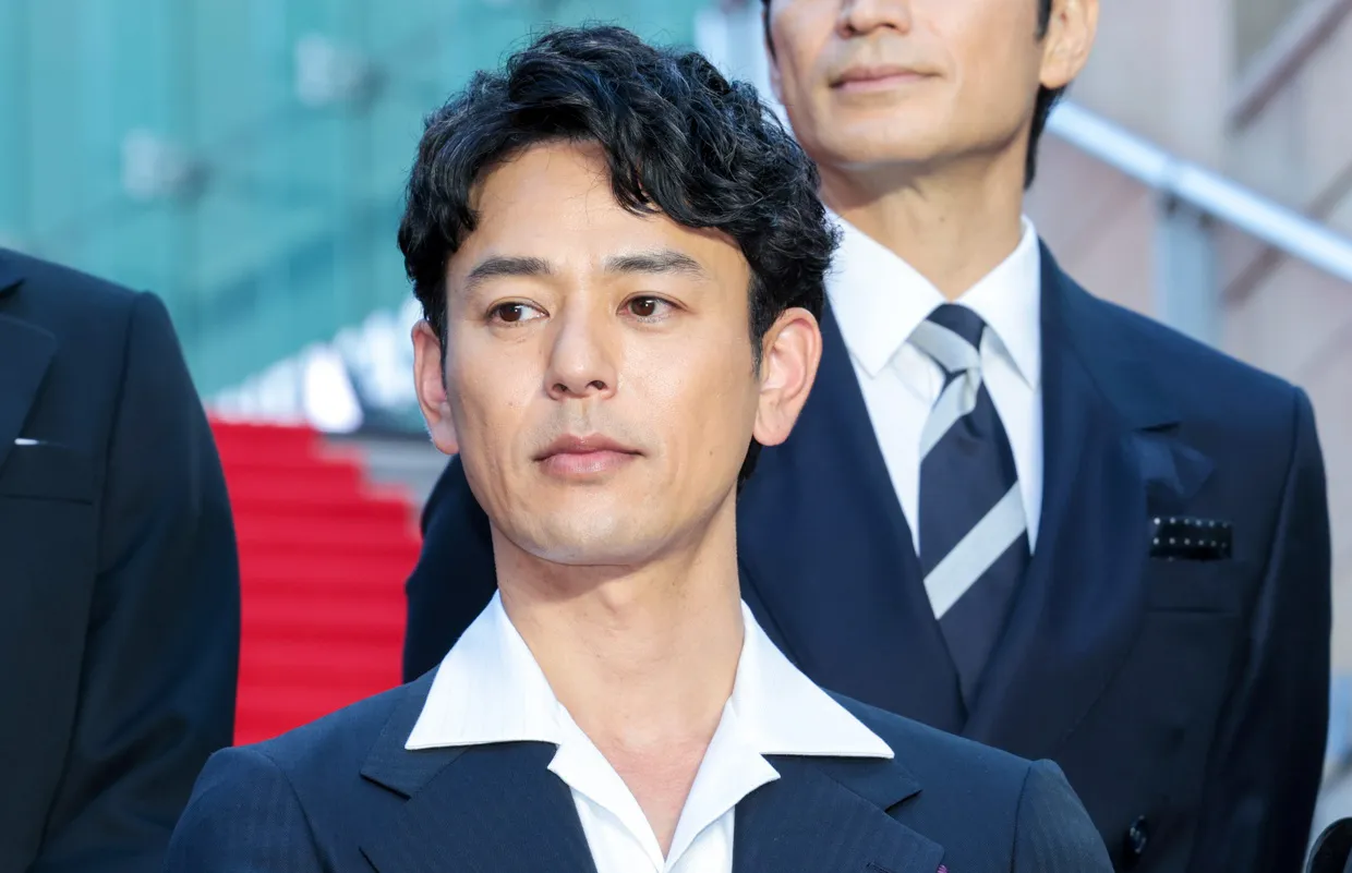 映画「宝島」東京プレミアのレッドカーペットより