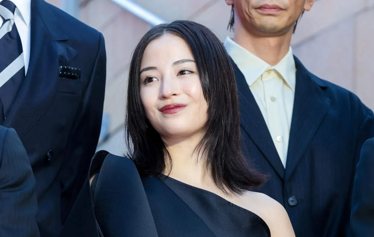 映画「宝島」東京プレミアのレッドカーペットより