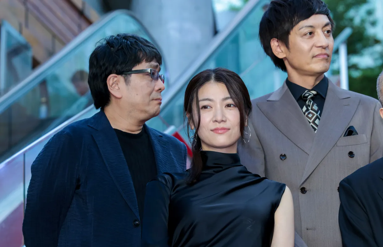 映画「宝島」東京プレミアのレッドカーペットより