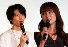 萩原利久&深田恭子ほか、動物病院&ドッグカフェメンバー大集合の“飲み会ショット”公開＜初恋DOGs＞