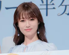 深田恭子、スタイル抜群デニム姿のオフショットに「美しい」「最終回の上目遣い最強でした」の声＜初恋DOGs＞