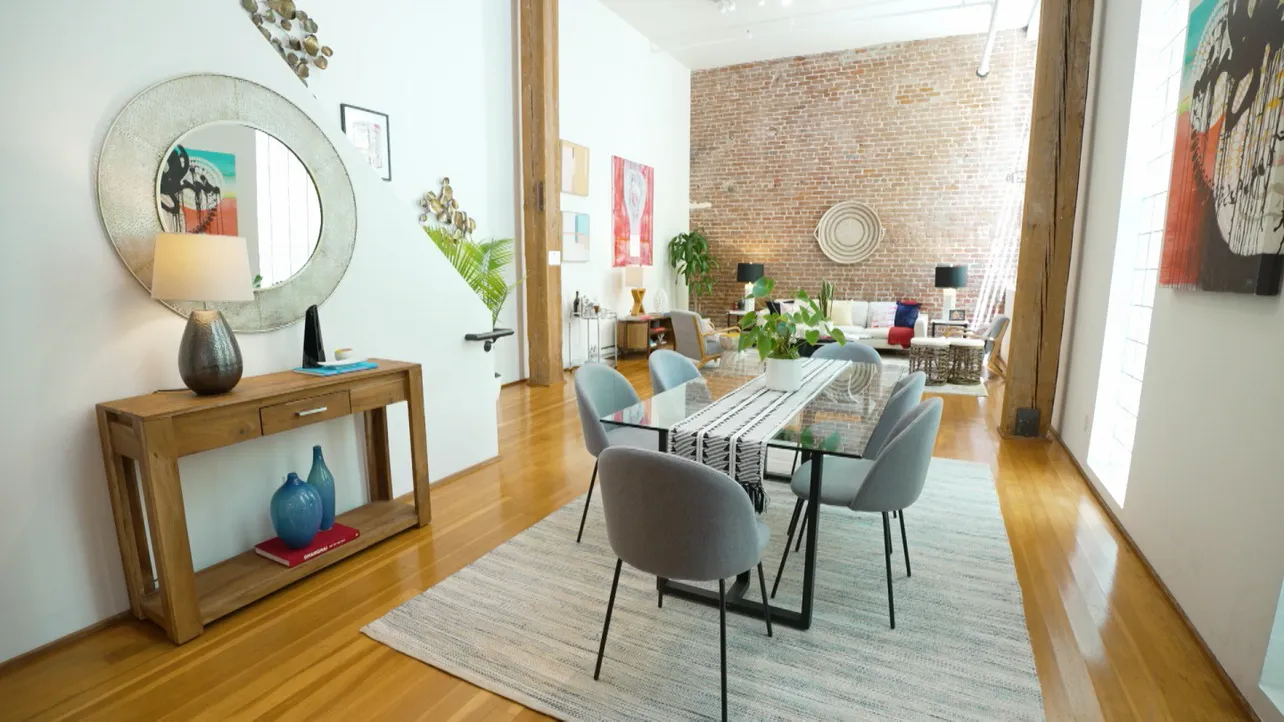 太陽光をたくさん取り込めるデザインのリビングダイニング