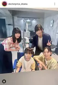 岩田剛典&蒔田彩珠、さわやか笑顔のクランクアップショットに「おめでとうございます」の声＜DOCTOR PRICE＞