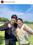 岩田剛典&蒔田彩珠、さわやか笑顔のクランクアップショットに「おめでとうございます」の声＜DOCTOR PRICE＞