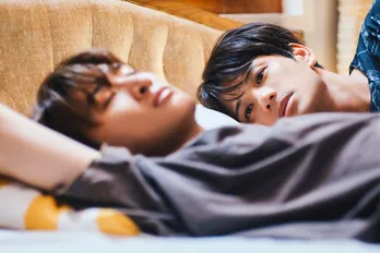 Snow Man向井康二“カイ”の寝顔を森崎ウィン“ソウタ”が見つめる…“両片思い”の切ない場面写真解禁 <「(LOVE SONG)」>