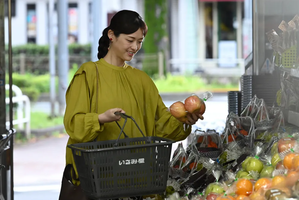 【写真】松村沙友理はよく食べてよく飲んでよく寝る“妻”を演じる
