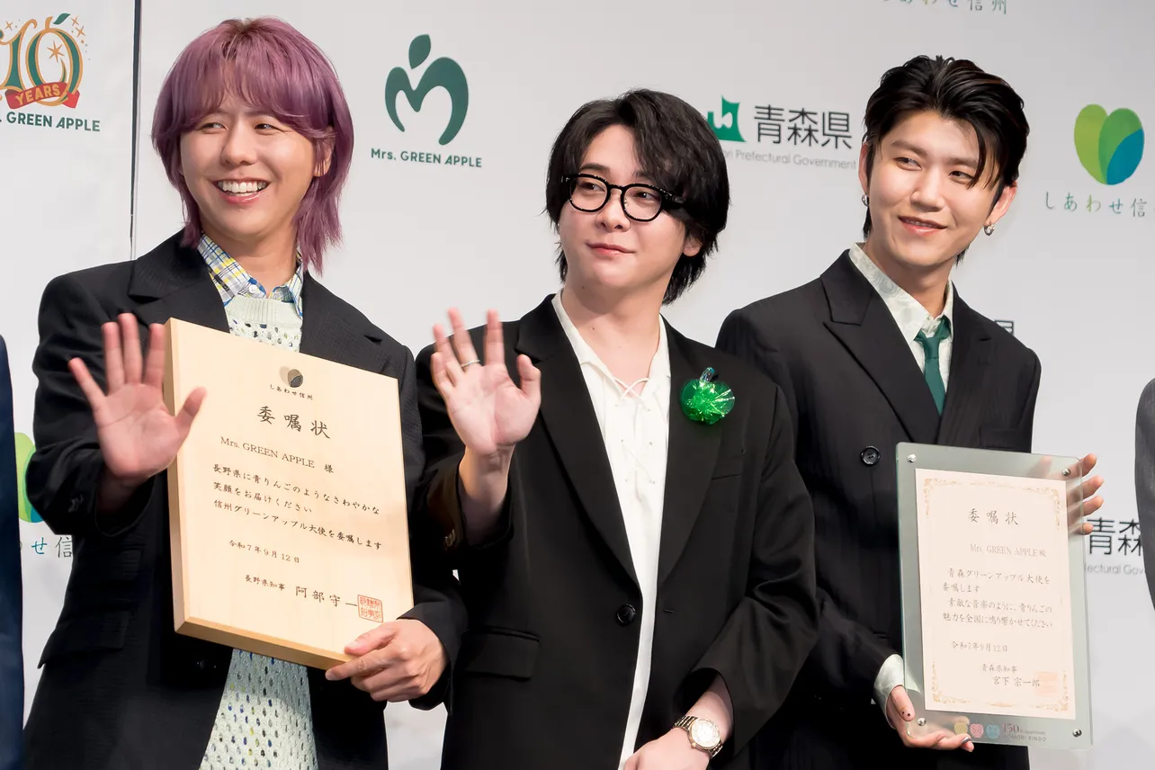 【写真】ゆるキャラに優しい表情で手を振るMrs.GREEN APPLE