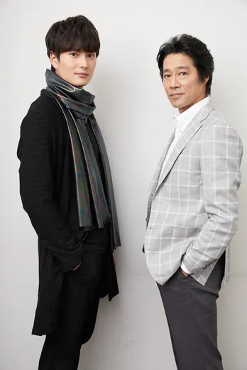 堤真一&岡田将生が衝撃作「名刺ゲーム」の“リアルな世界観”を語る!