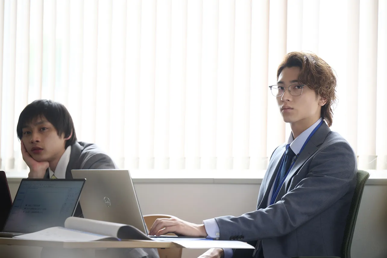 雀(風間俊介)を心配そうに見る慶司(庄司浩平)