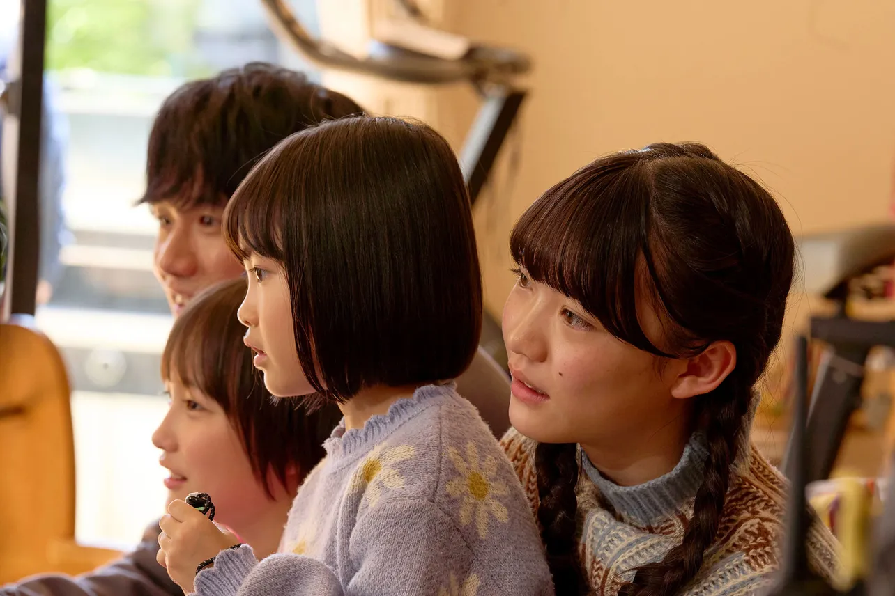 【写真】黒木(平子祐希)の娘たちとゲームを楽しむ雀(風間俊介)