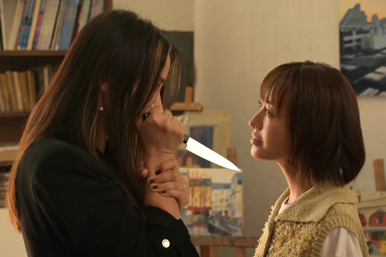 【写真】“サレ妻”未来(高橋メアリージュン)がナイフを手に“不倫女”真夏(松本まりか)に襲いかかる