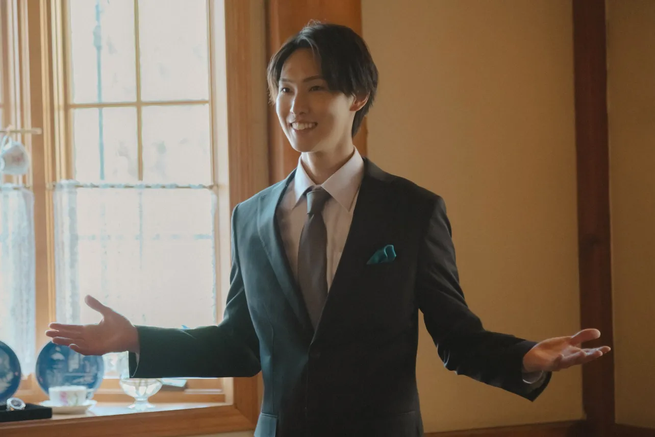 【写真】笑顔でスーツを披露する真城(堀夏喜)