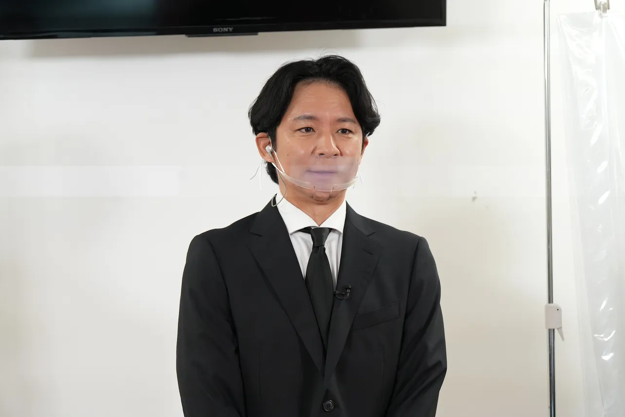 当時も話題になった“透明なフェイスマスク”をつけて会見に臨む渡部