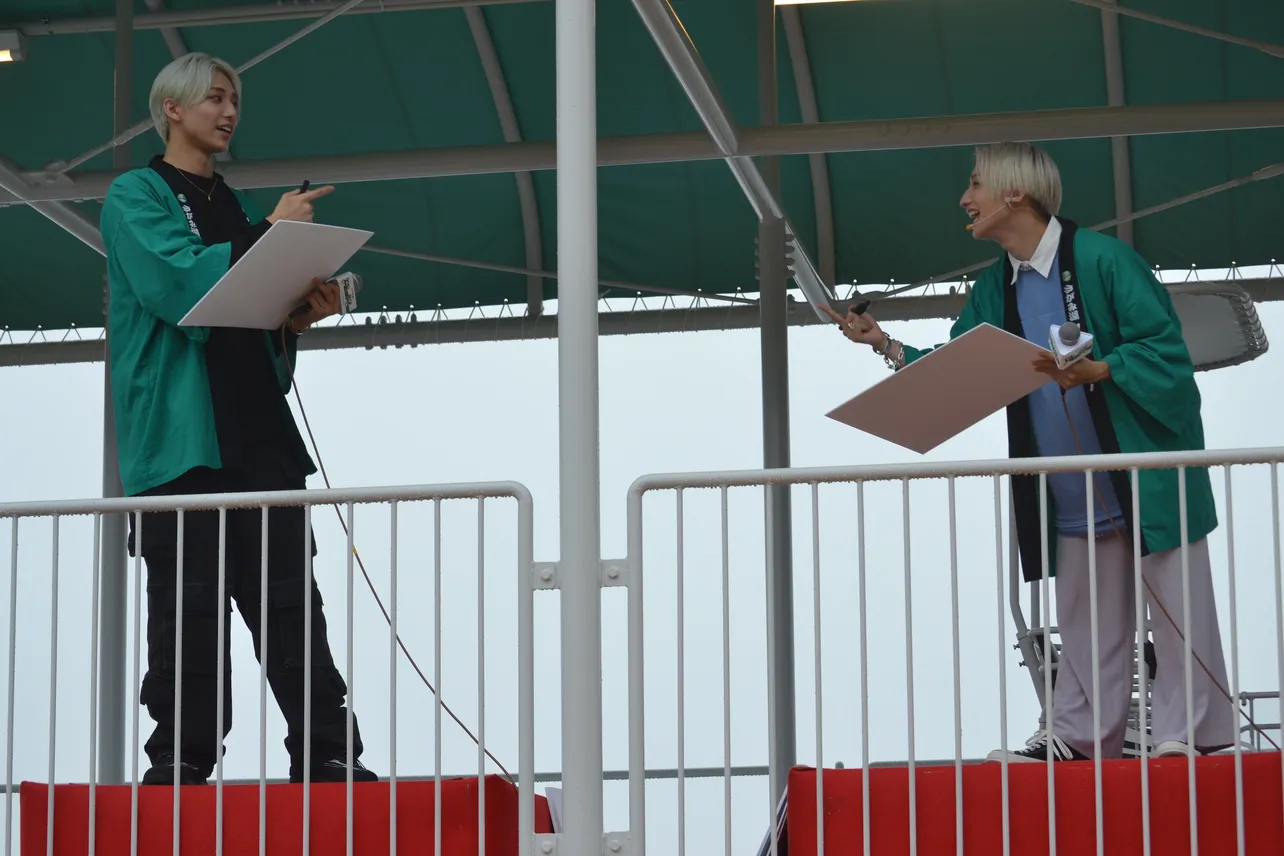 高尾颯斗(写真左)と高尾楓弥