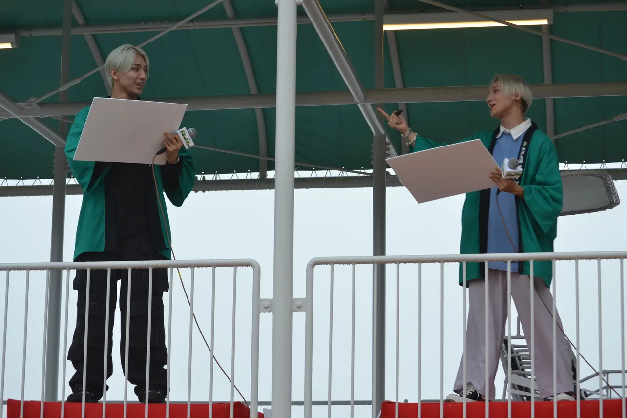 高尾颯斗(写真左)と高尾楓弥