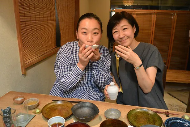 「スヌ子のぶらり酔いどれ飯」に出演する、いとうあさこ(写真左)、スヌ子こと料理研究家の稲葉ゆきえ（写真右）