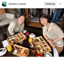 阿部サダヲ＆松たか子、ホテルの豪華な朝食を前に楽し気にほほ笑むオフショット