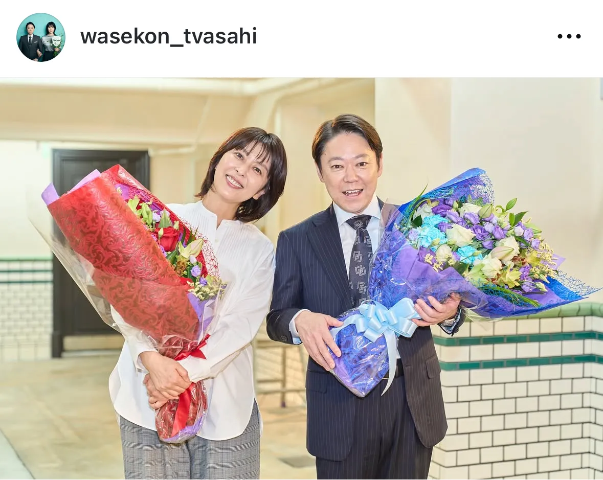 阿部サダヲ&松たか子が大きな花束を手に笑顔でクランクアップ