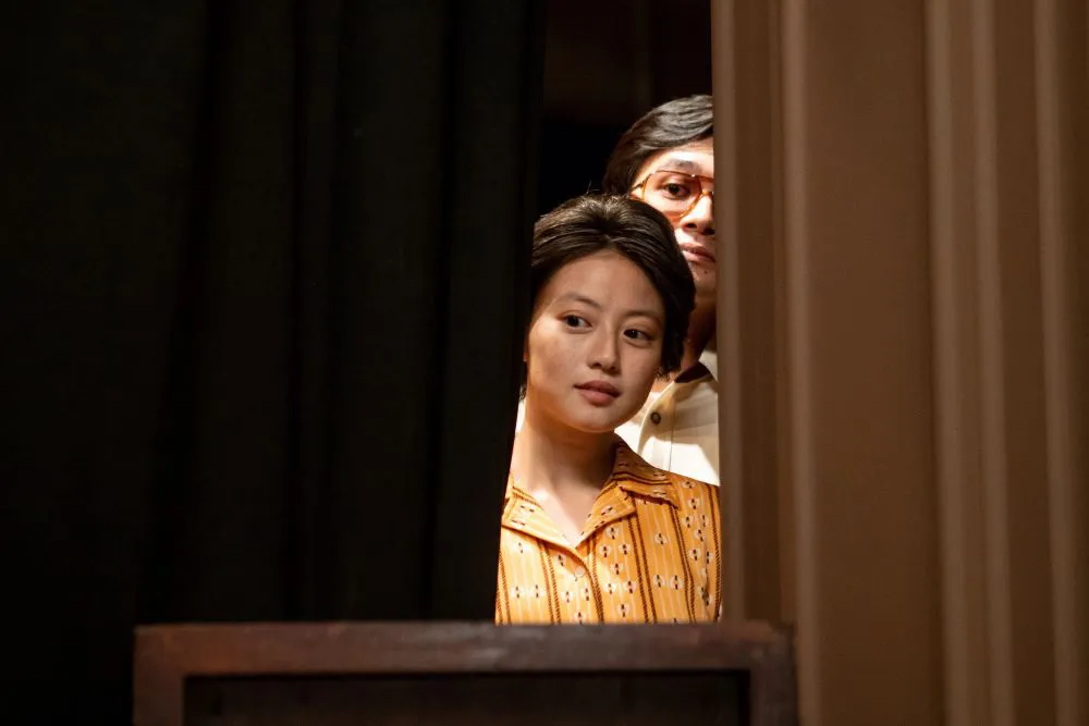 【写真】舞台袖から顔をのぞかせるのぶ(今田美桜)と嵩(北村匠海)