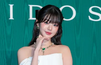 IVEウォニョン、純白ドレス&エメラルドジュエリーでフォトコール参加「東京でブルガリの展覧会を見られるのはうれしい」