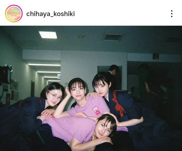 當真あみら女子部員4人で肩寄せ合う仲良しオフショット