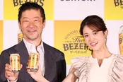 ノンアルコールビールテイスト飲料「ザ・ベゼルズ」新CM発表会に登壇した浅野忠信(写真左)と松村沙友理