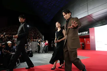 岡田准一らがレッドカーペットに登場、初の海外映画祭参加に「映画や映像に対する愛が詰まった場所だった」