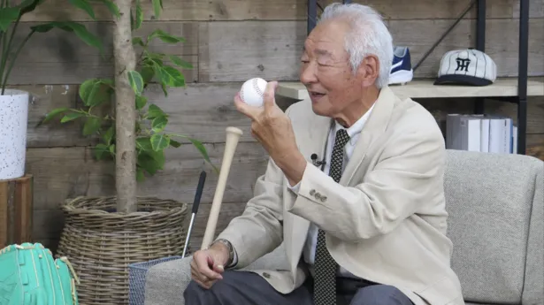 【写真】伝家の宝刀・フォークボールの握りを披露する山本和行