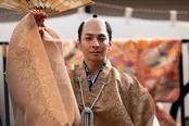 豪華な能の装束に身を包んだ治済(生田斗真)