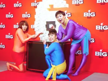 “キャッツ・アイ”に扮(ふん)した森三中が「6億円頂くわ〜」