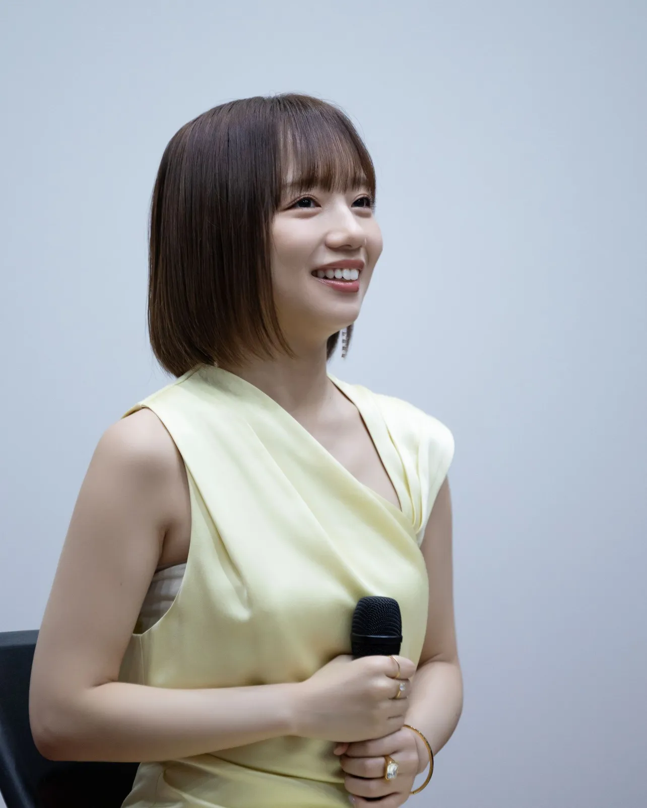 【写真】ノースリーブのワンピース姿で登壇した齊藤京子